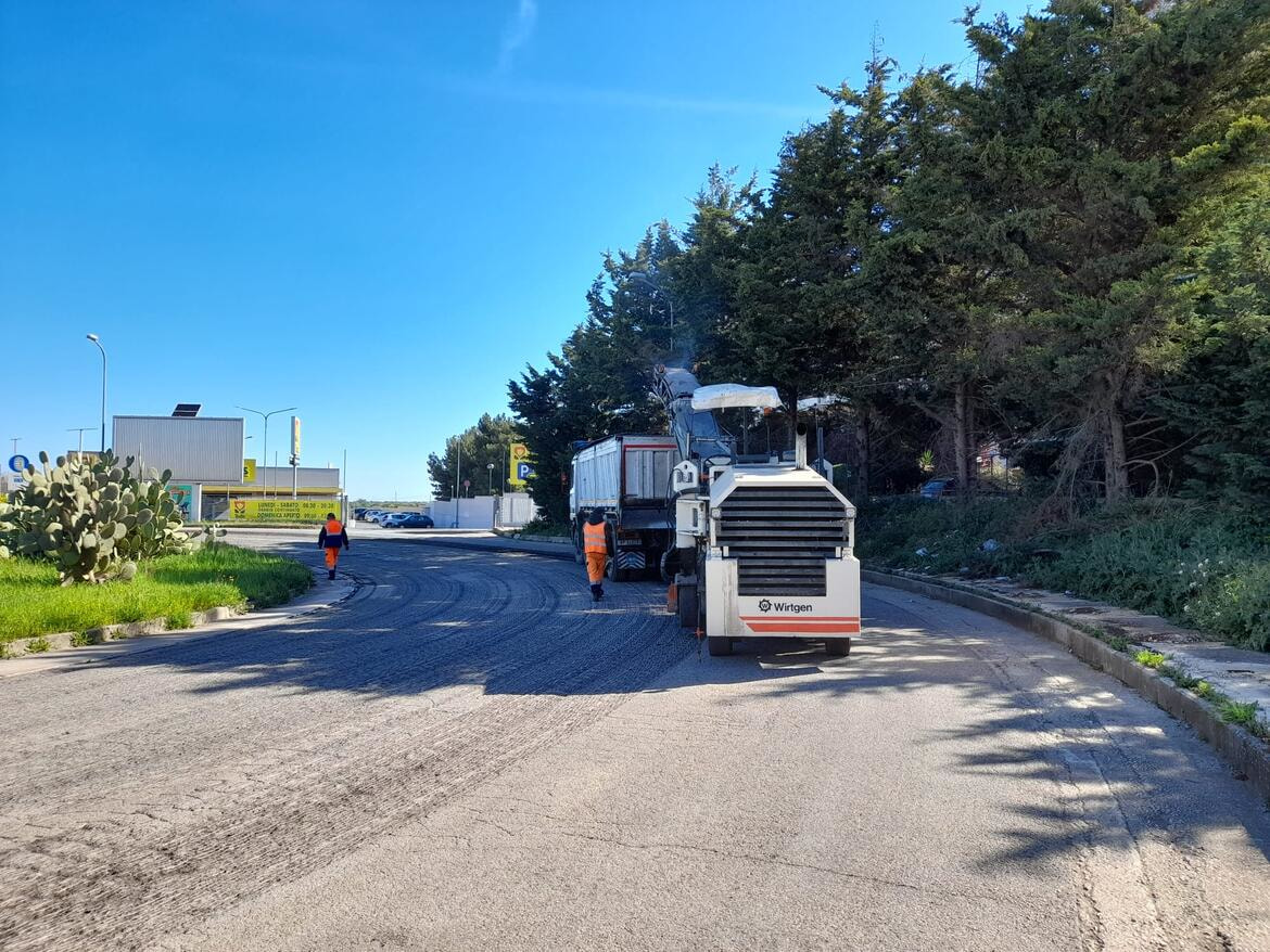 Immagine: I_lavori_alla_rotatoria_di_via_Noicattaro203