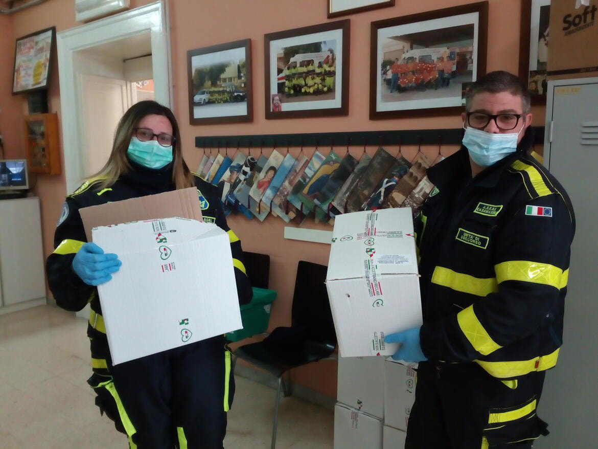 Immagine: I_ragazzi_della_Protezione_civile_ricevono_le_mascherine528