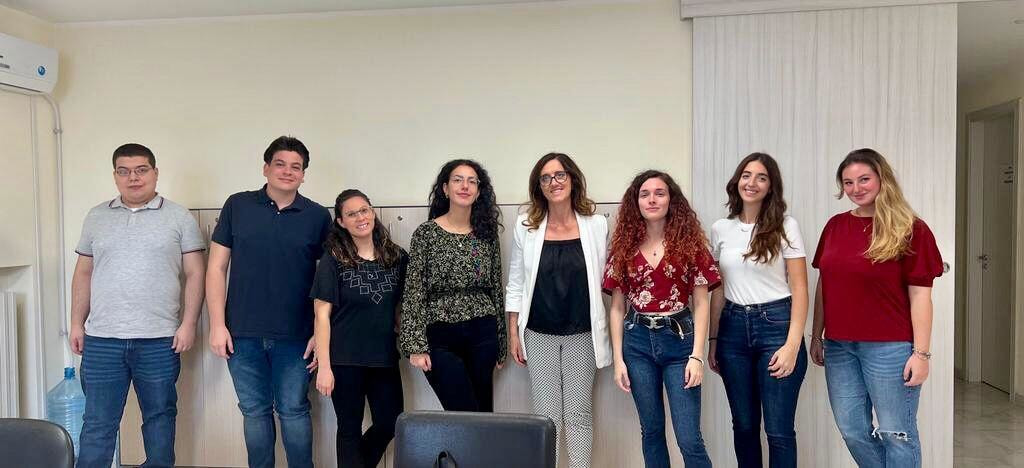 Immagine: I_volontari_con_la_responsabile_dei_servizi_socio-culturali_del_Comune_di_Casamassima_Mariangela_Nuzzi144