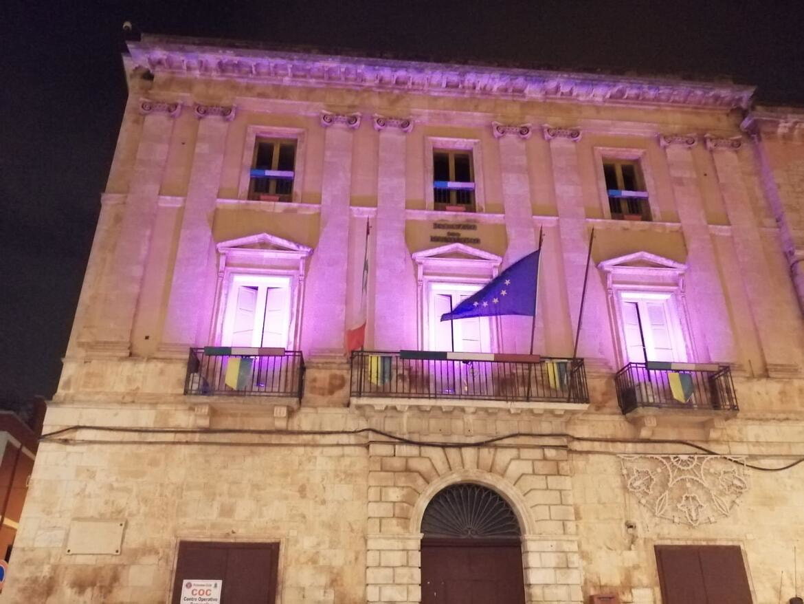 Immagine: Il_palazzo_del_Municipio_si_tinge_di_viola326