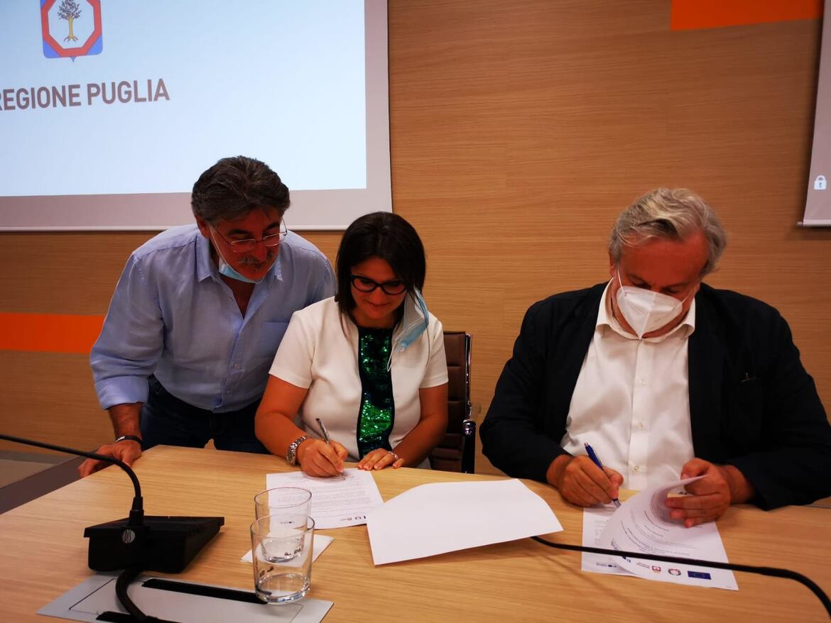 Immagine: Il_presidente_Emiliano_il_vicesindaco_Latrofa_e_lassessore_Loiudice_alla_firma_del_preliminare463