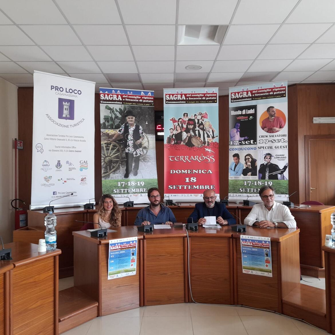 Immagine: Il_sindaco_Nitti_gli_assessori_Petroni_e_Acciani_e_il_presidente_Pro_Loco_Pastore_presentano_levento148