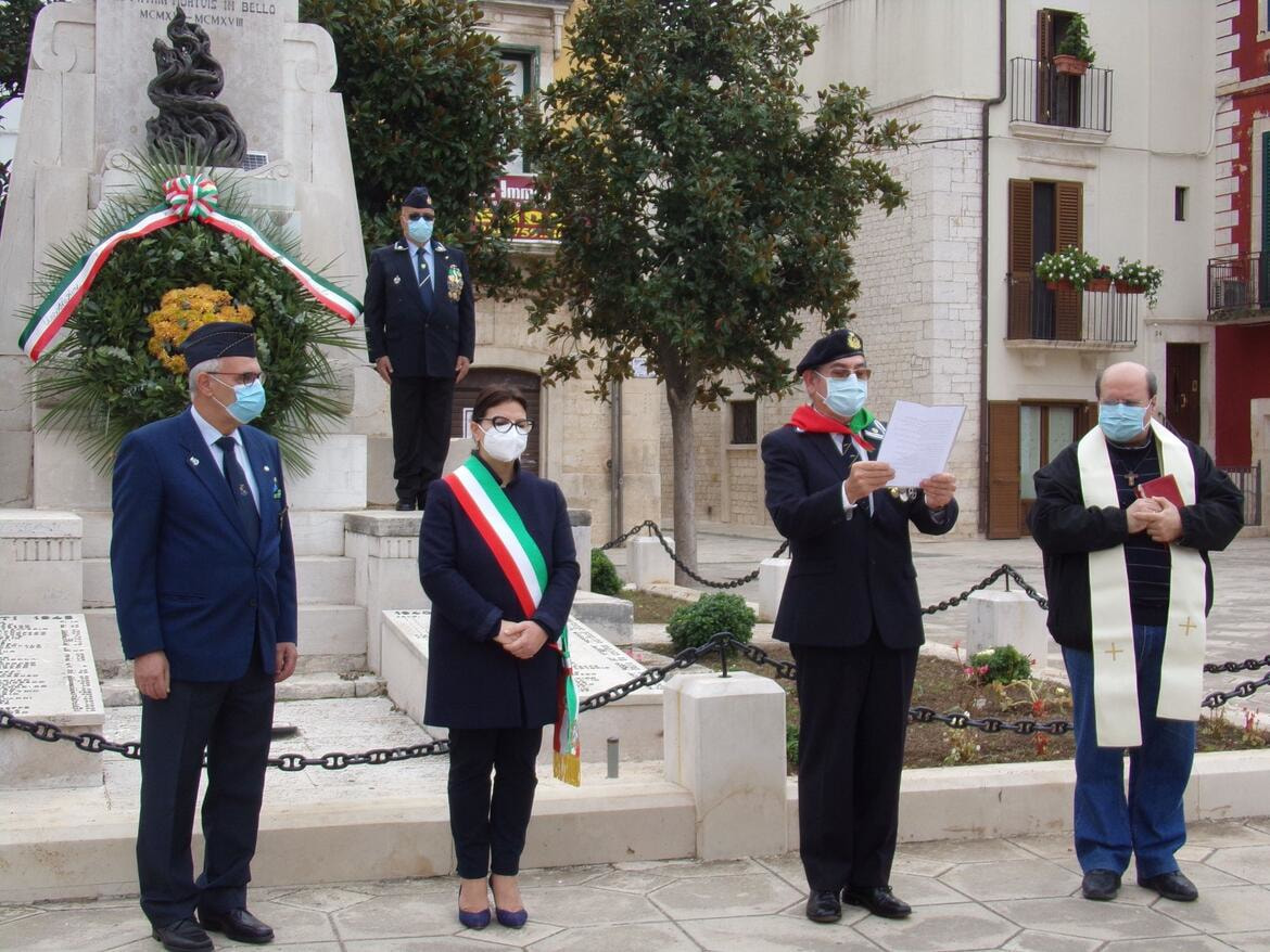 Immagine: Il_vicesindaco_Anna_Maria_Latrofa_ai_piedi_del_Monumento_di_piazza_Moro425