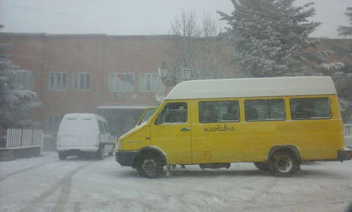 Immagine: scuolabus-neve1009