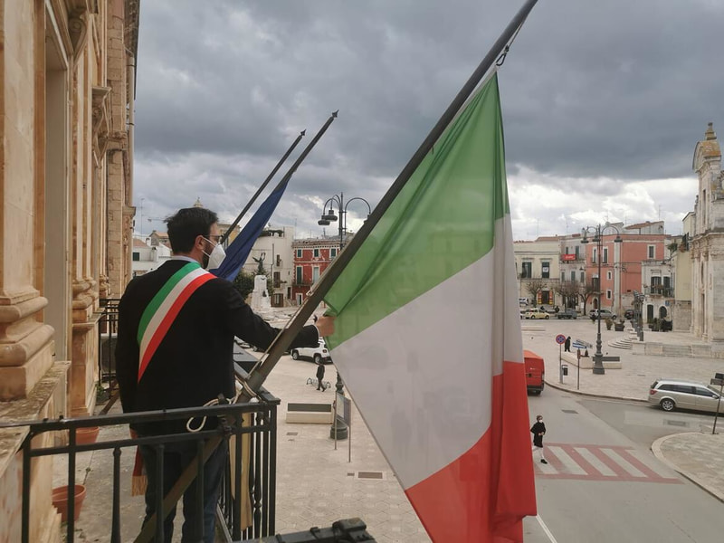 Immagine: Il_sindaco_Nitti_in_raccoglimento_davati_al_tricolore_a_mezzasta359